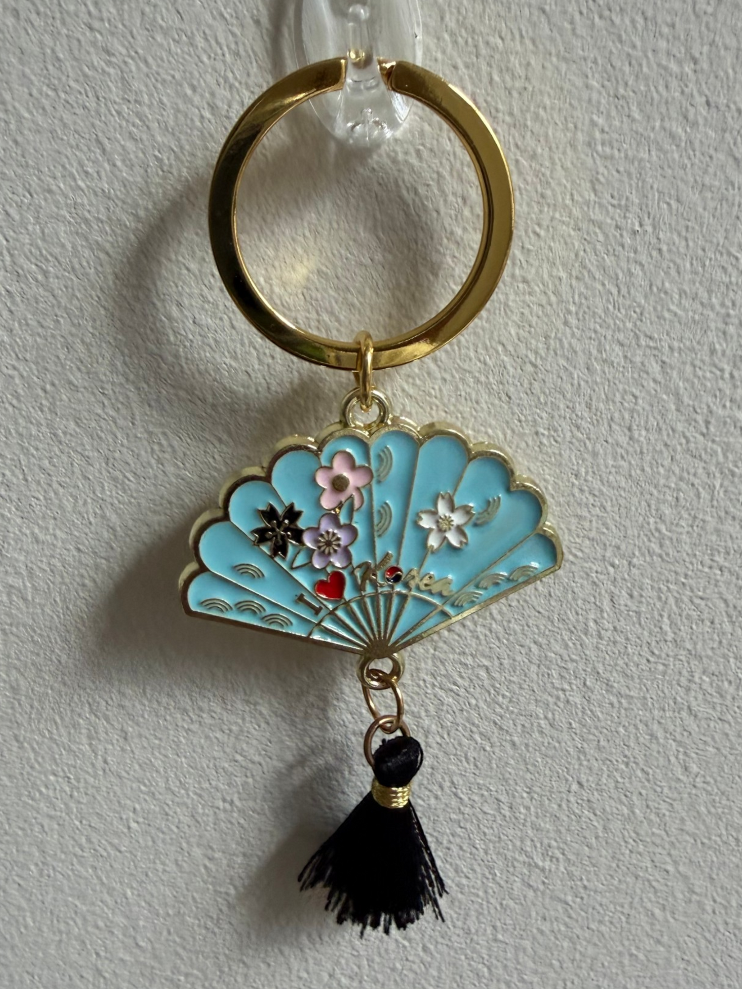 Porte-clés BUCHAE bleu ciel — éventail émaillé fleurs roses pompon noir