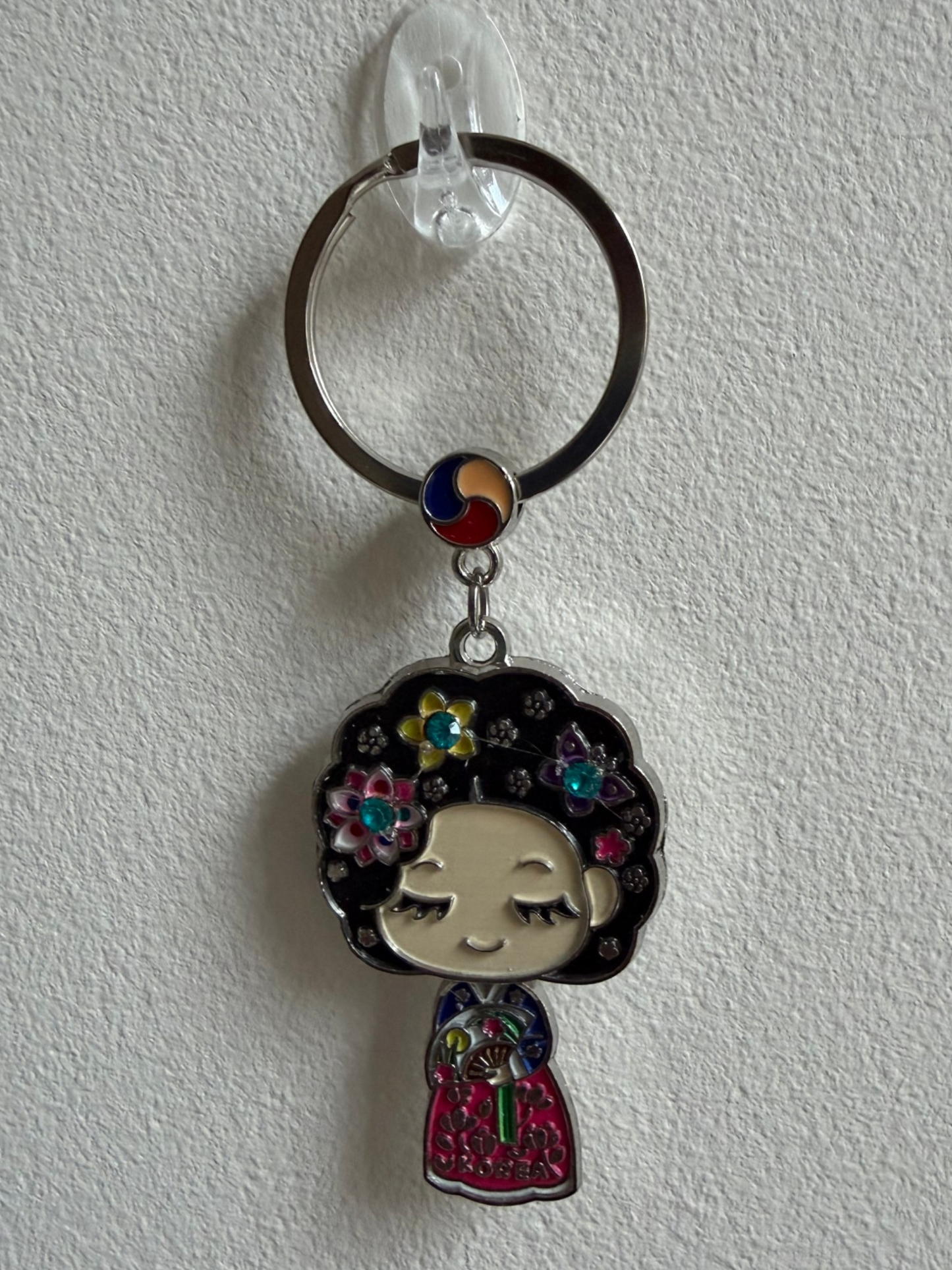 Porte-clés JOSEON LADY — figurine dame coréenne en hanbok rose, métal émaillé, Made in Korea