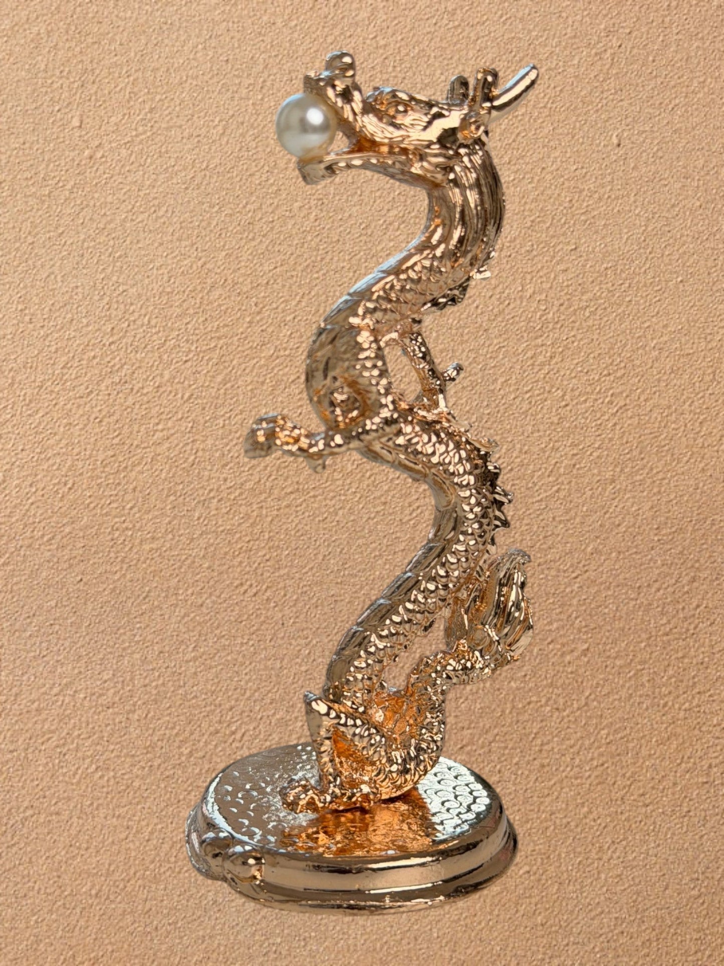 Statuette dragon coréen YONG 용 en métal doré avec perle nacrée