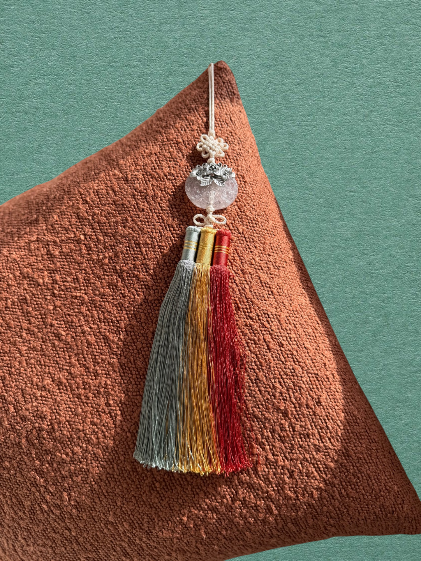 Norigae — pendentif traditionnel coréen avec pompons en soie tricolores et perle de quartz rose