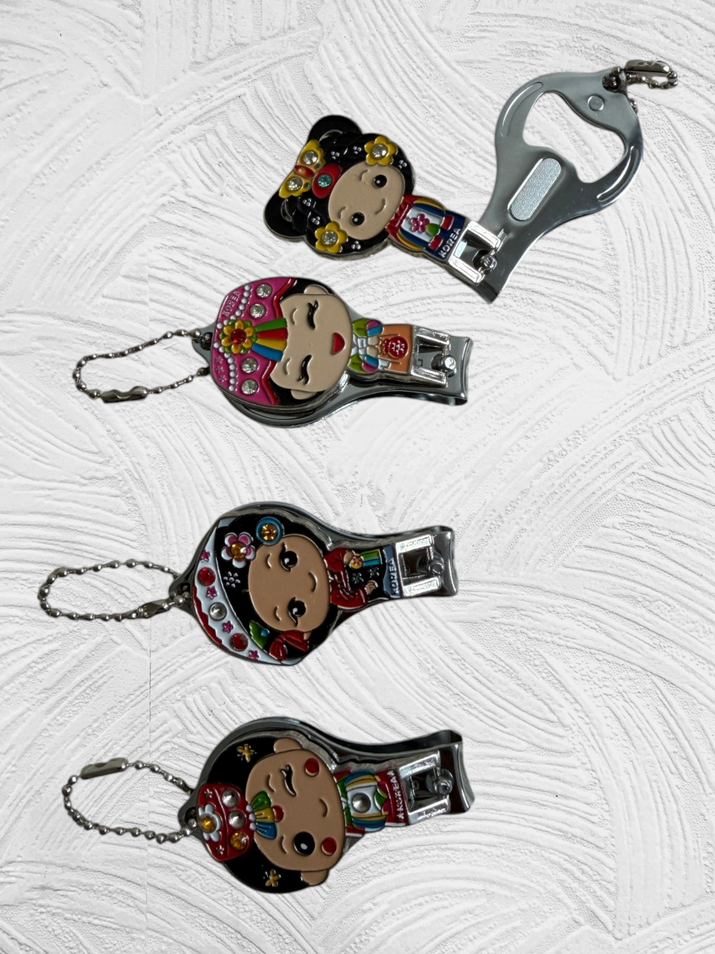 Coupe-ongles HANBOK LADY — 4 designs figurines hanbok et 1 motif taeguk, 2-en-1 coupe-ongles et décapsuleur