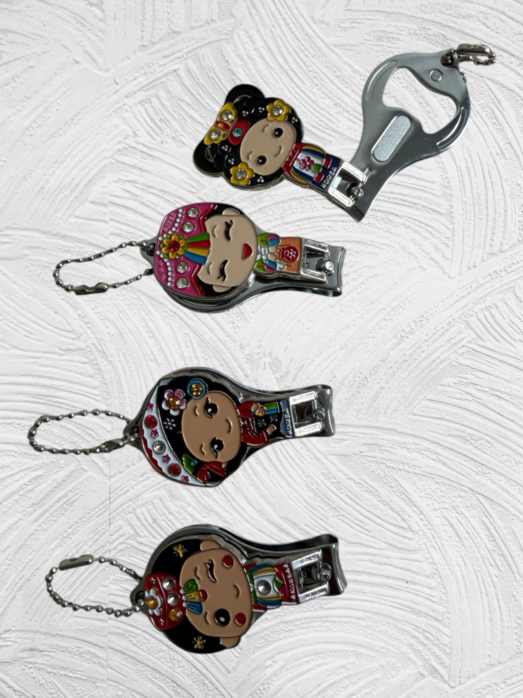 Coupe-ongles HANBOK LADY — 4 designs figurines hanbok et 1 motif taeguk, 2-en-1 coupe-ongles et décapsuleur