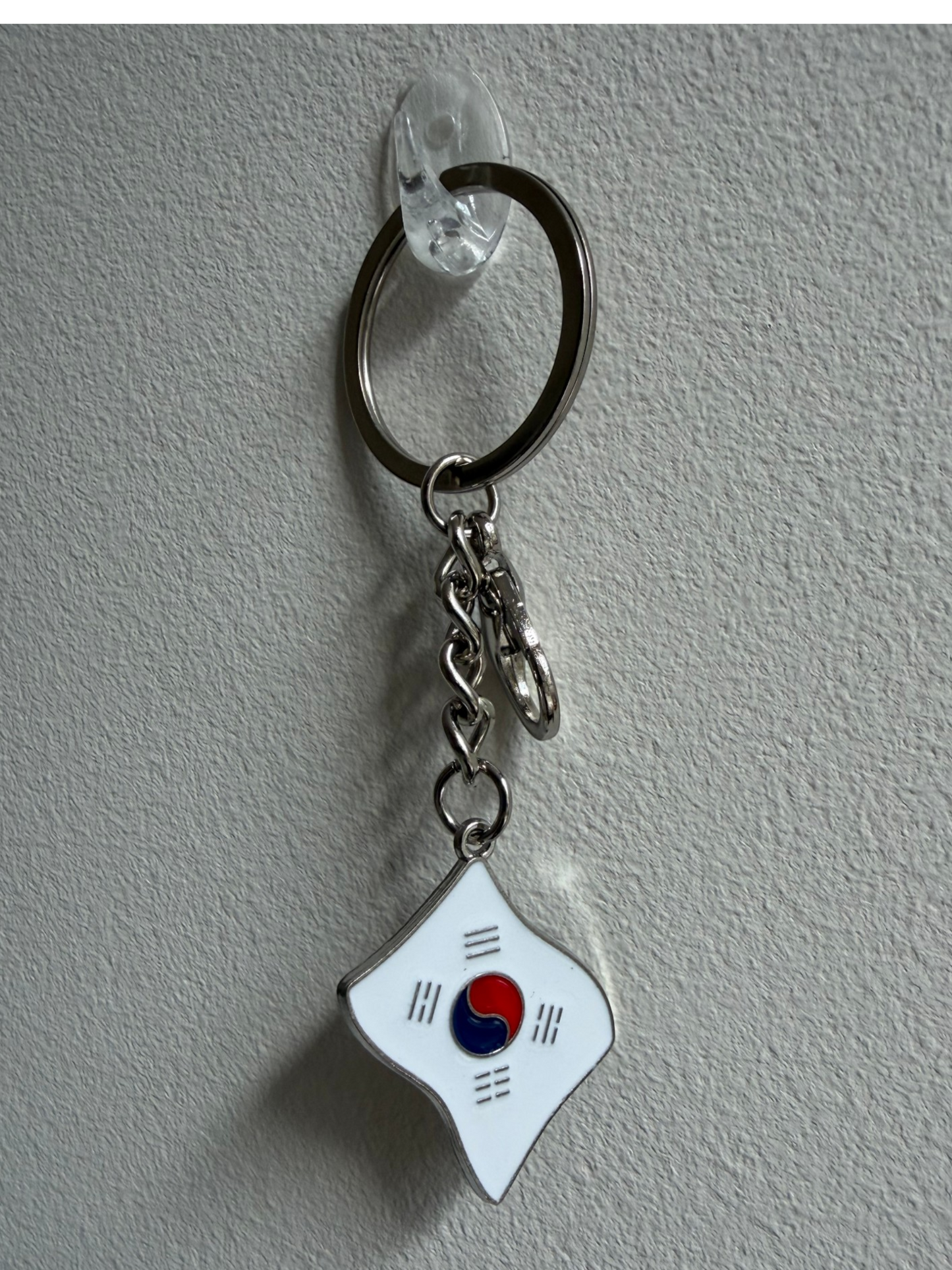 Porte-clés TAEGUKGI — pendentif métal émaillé drapeau coréen losange, taeguk rouge et bleu, trigrammes