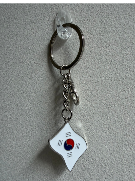 Porte-clés TAEGUKGI — pendentif métal émaillé drapeau coréen losange, taeguk rouge et bleu, trigrammes