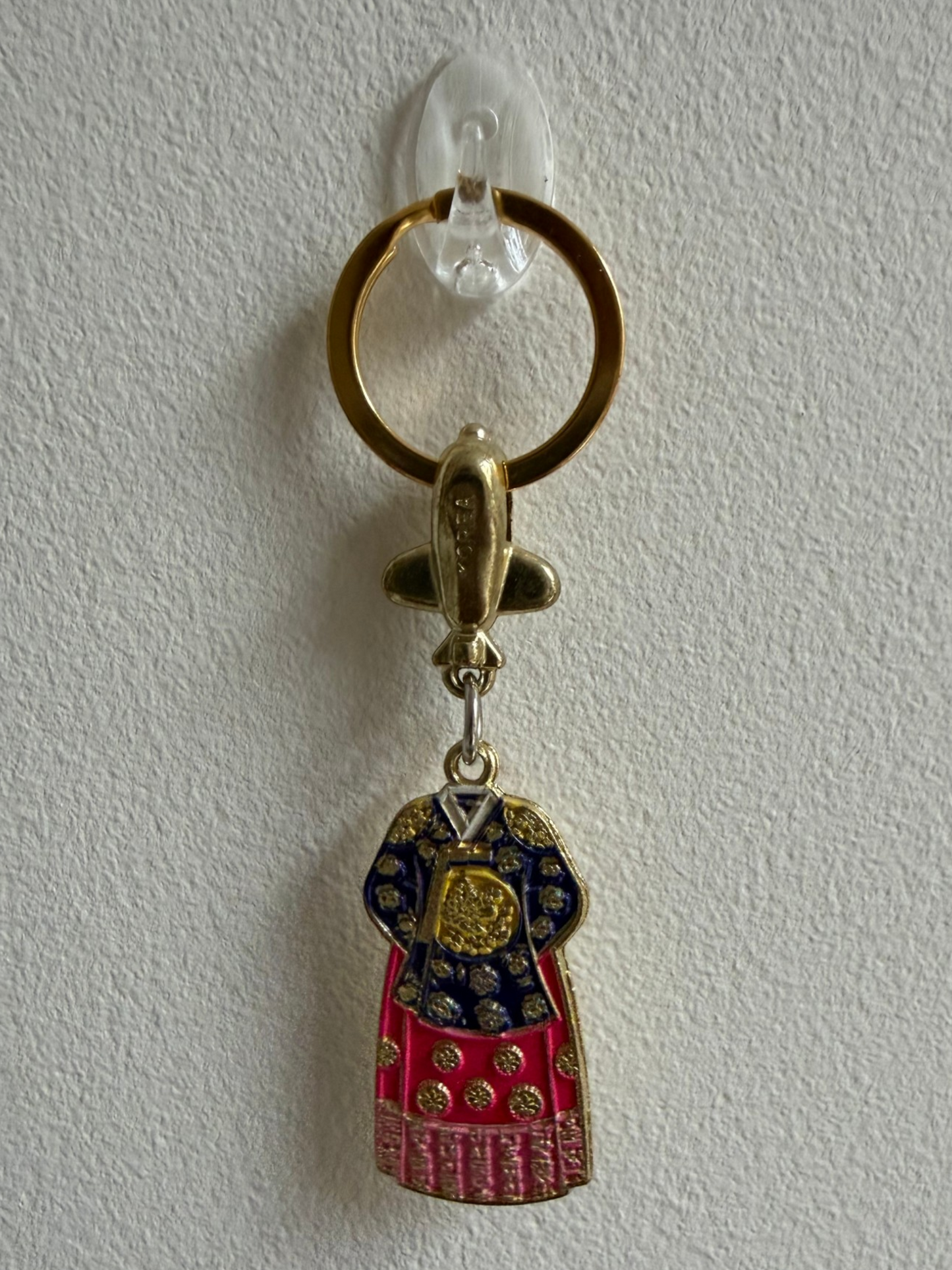Porte-clés WANGBOK — costume royal coréen émaillé, veste bleue brodée dorée, jupe rose fuchsia