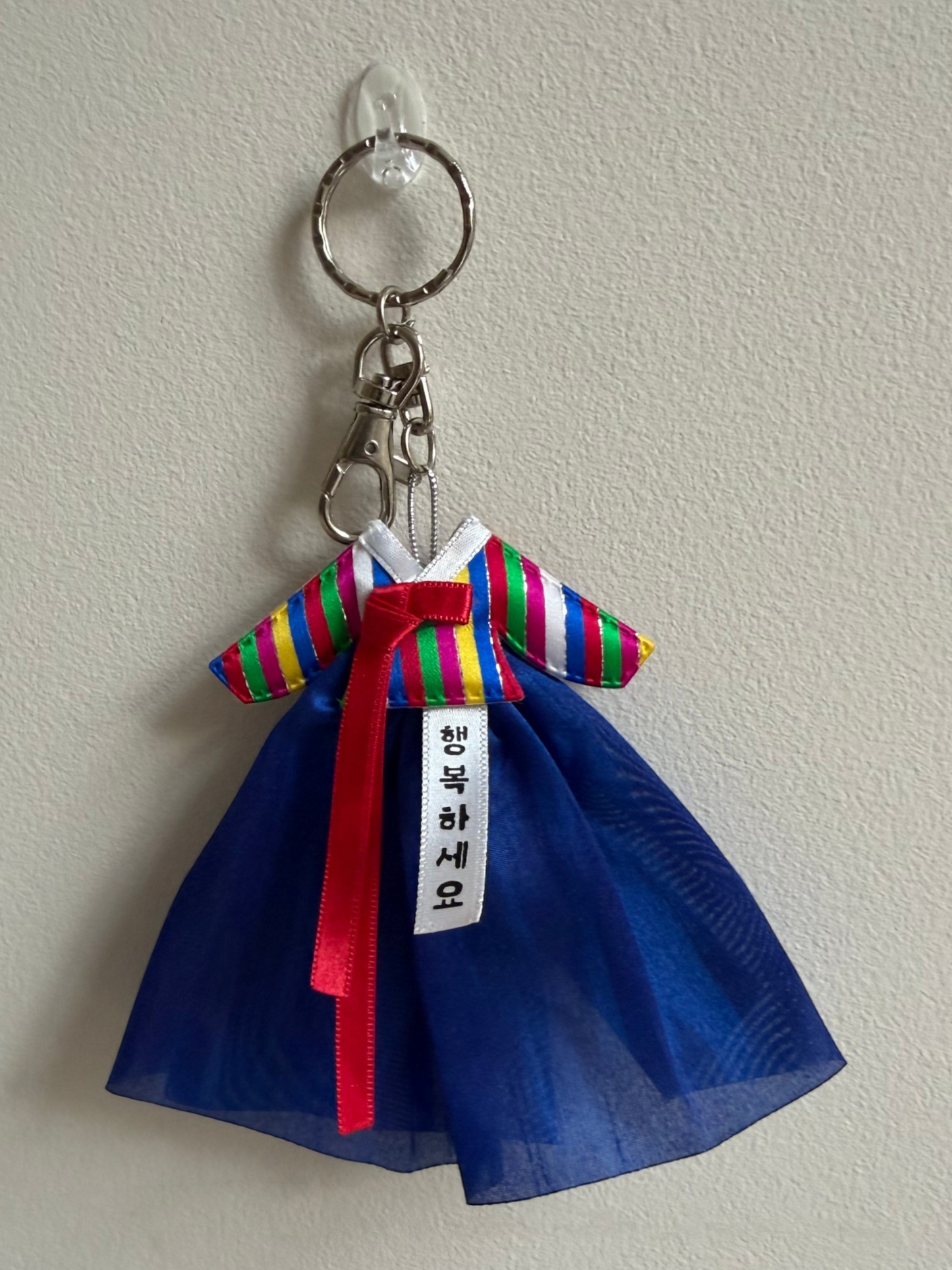 Porte-clés HANBOK bleu — avec norigae rouge et inscription 행복하세요