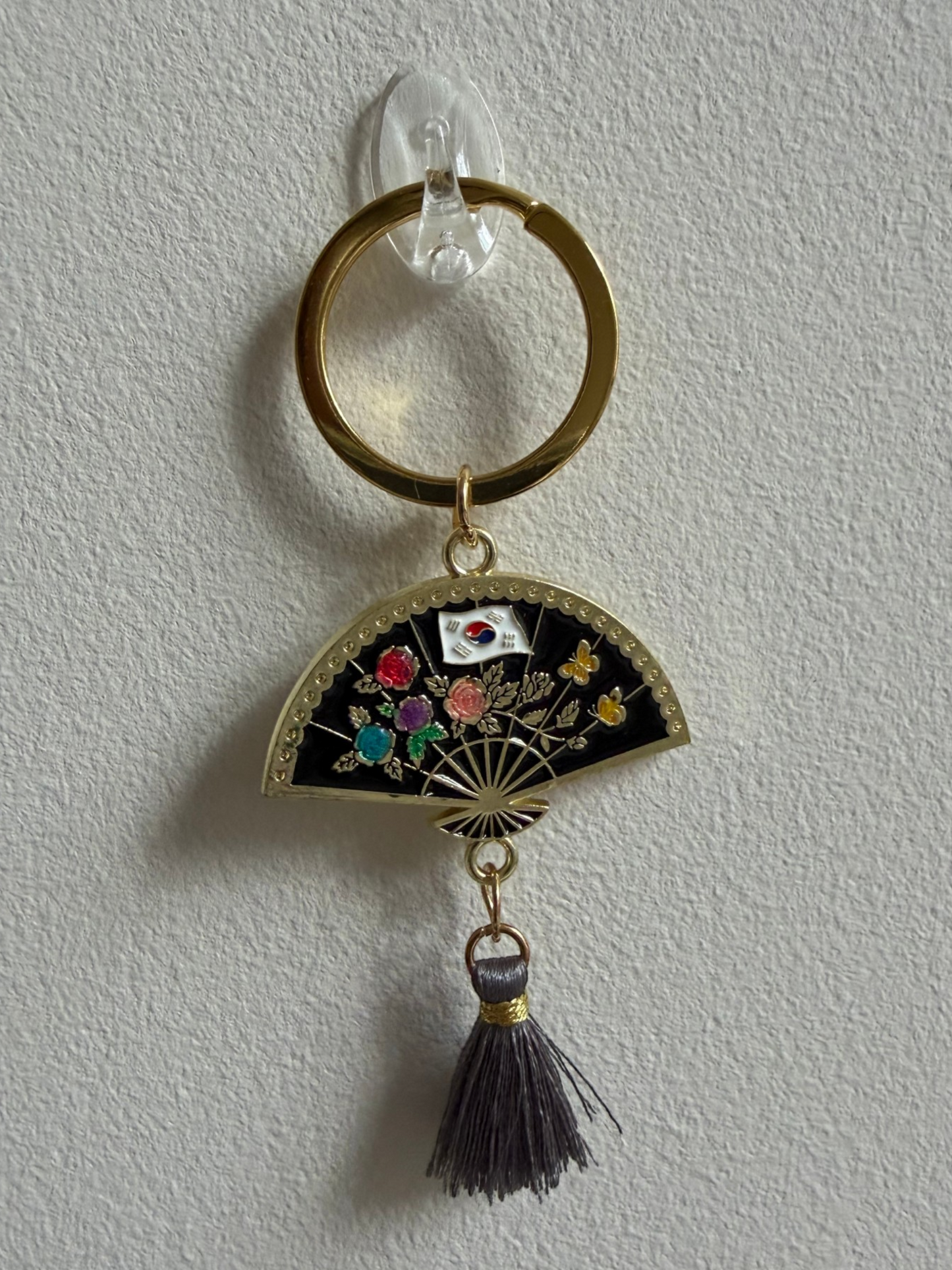 Porte-clés BUCHAE noir — éventail émaillé drapeau coréen pompon gris