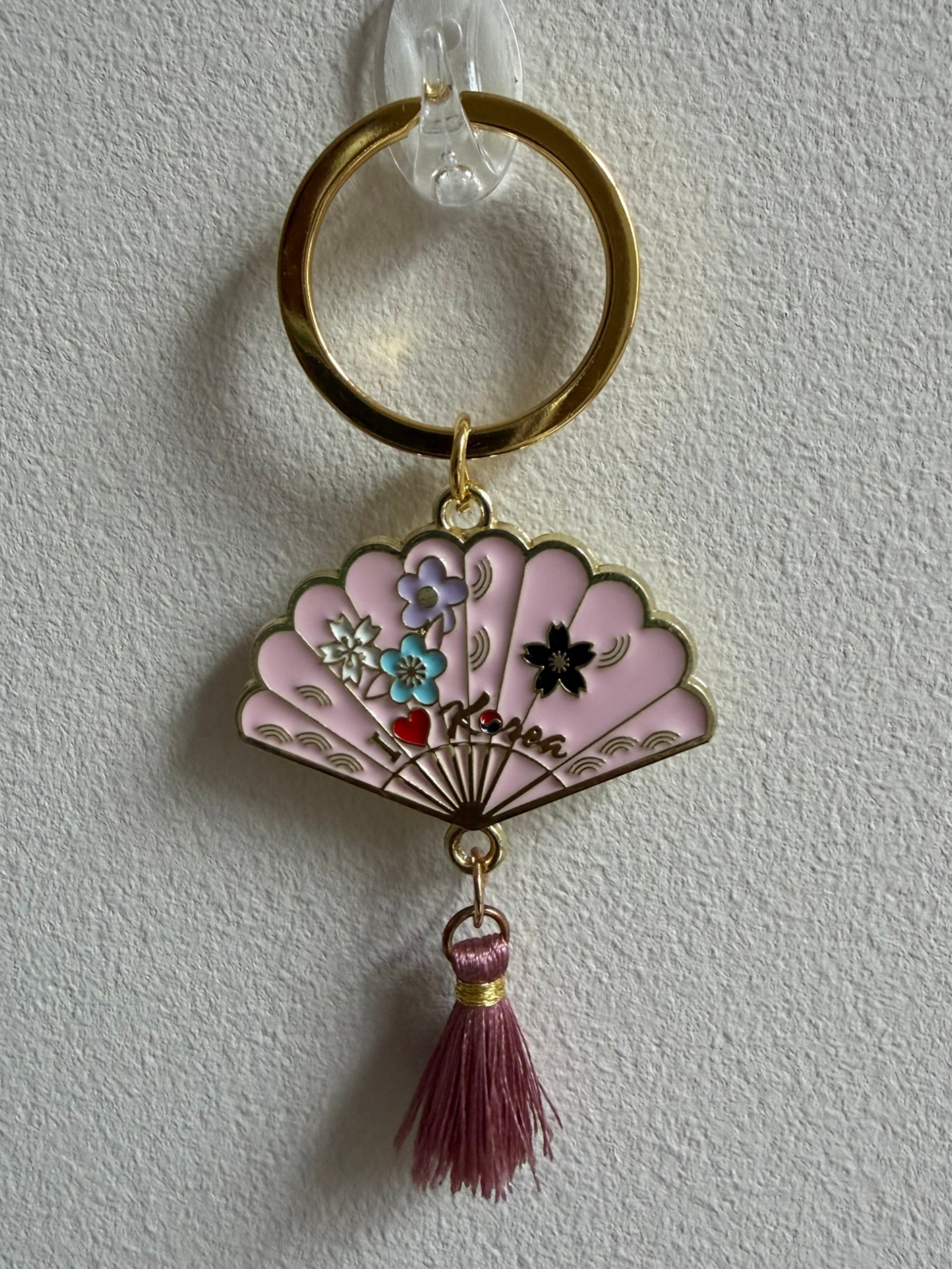 Porte-clés BUCHAE rose — éventail émaillé fleurs colorées pompon rose