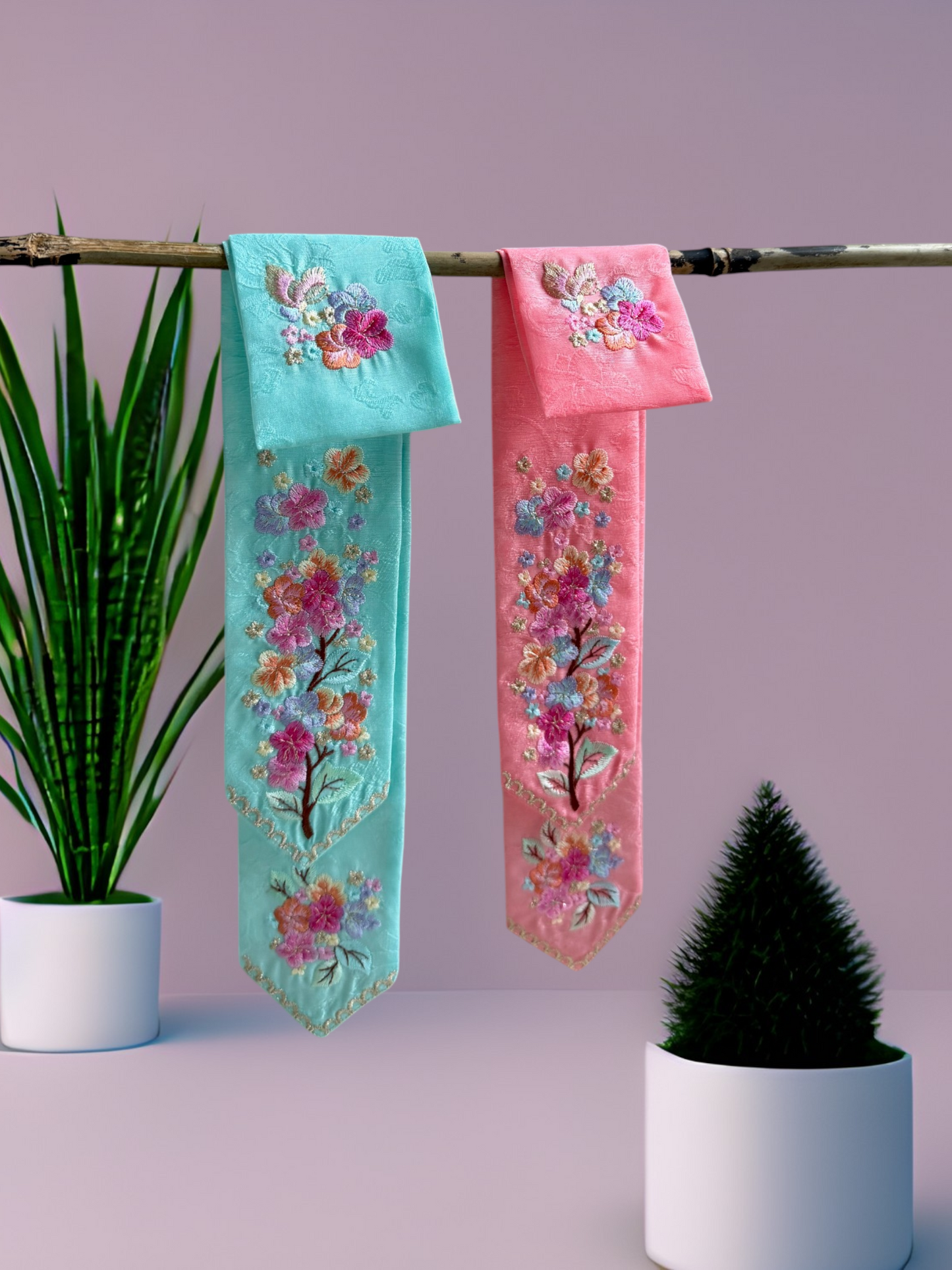 Daenggi KKOT brodé fleuri bleu menthe et rose - vue suspendue