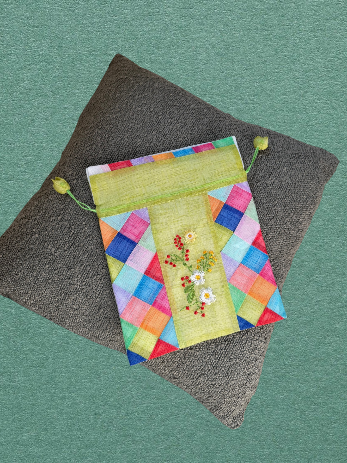 Bokjumeoni KKOT — vue 3/4 sur coussin gris