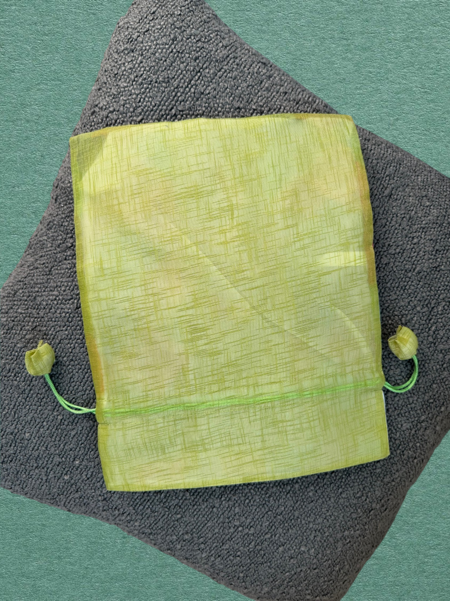 Bokjumeoni KKOT — vue fermée sur coussin gris