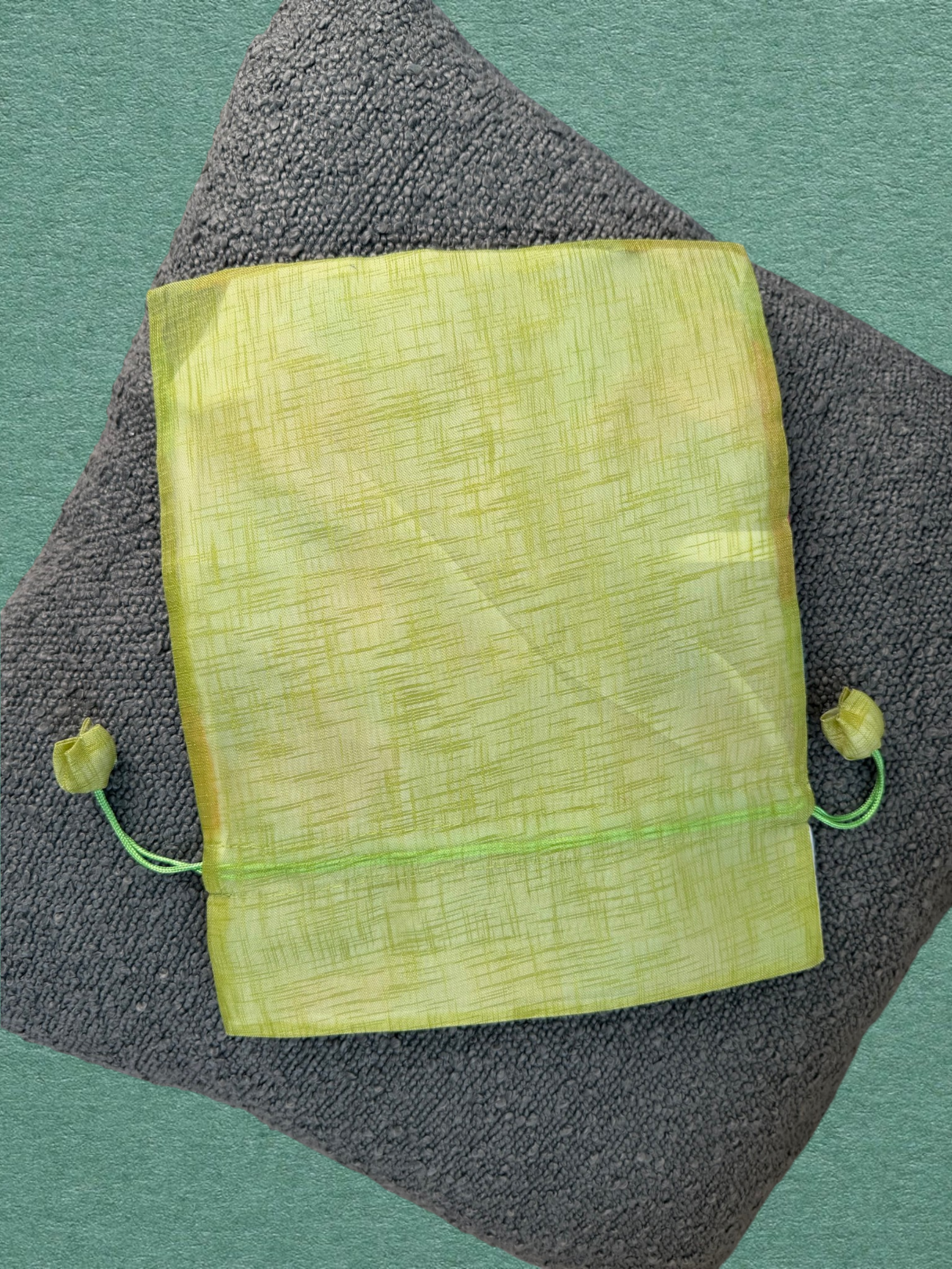 Bokjumeoni KKOT — vue fermée sur coussin gris