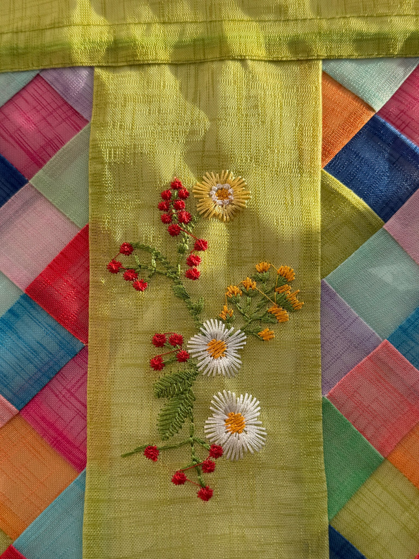 Bokjumeoni KKOT — détail broderie florale sur soie vert chartreuse