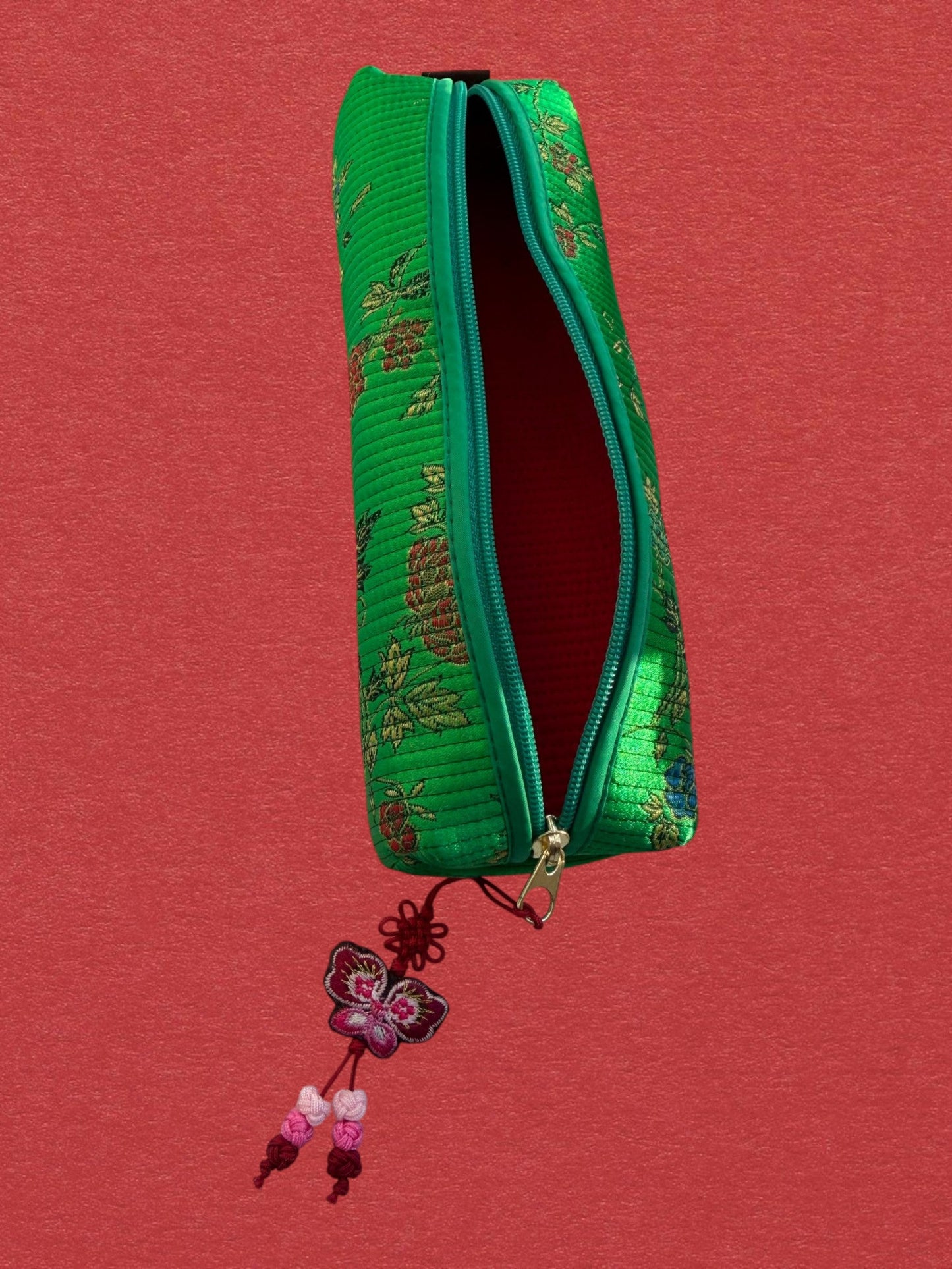 Piltongi KKOT — vue de face horizontale fermée fond rouge