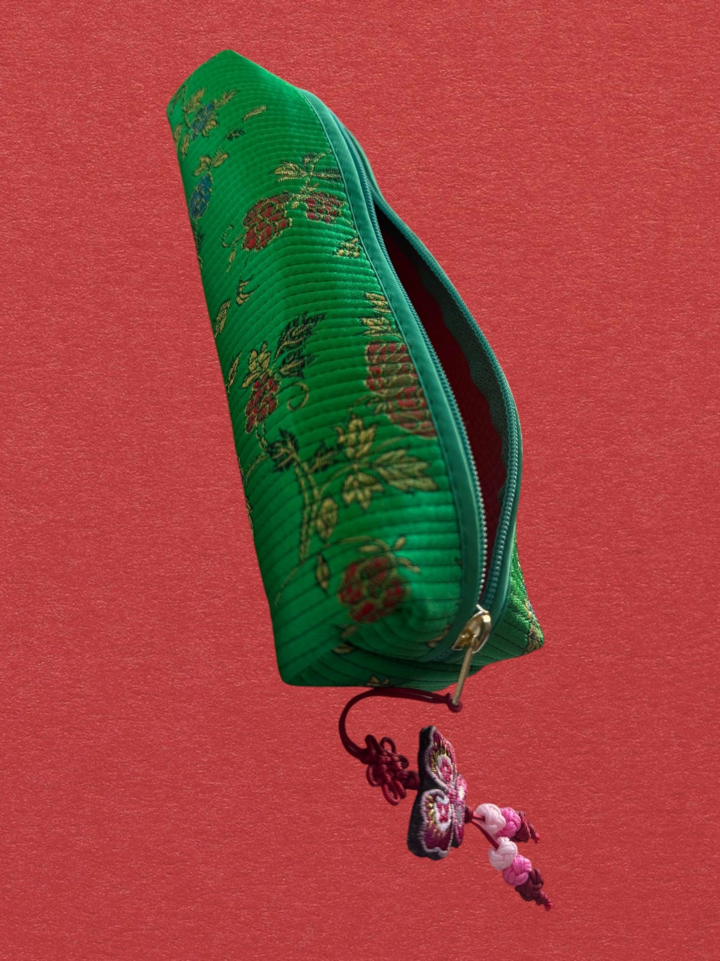 Piltongi KKOT — vue de profil horizontale fond rouge