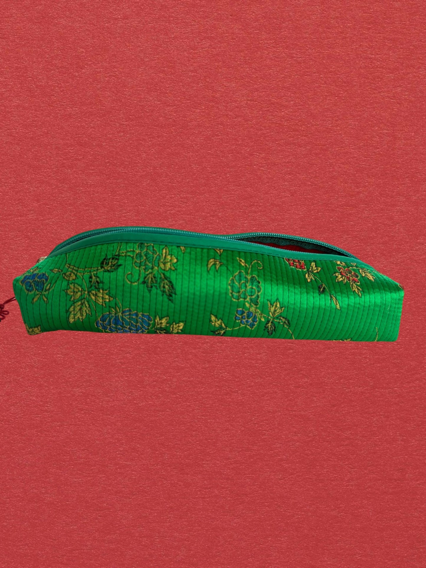 Piltongi KKOT — vue ouverte verticale fond rouge