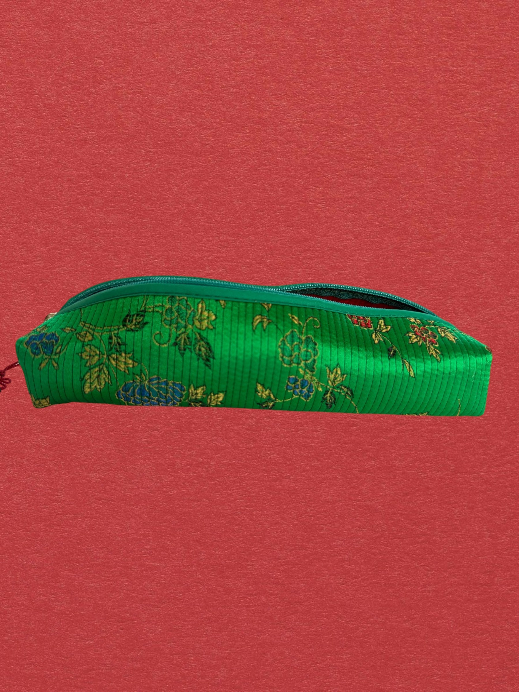 Piltongi KKOT — vue ouverte verticale fond rouge