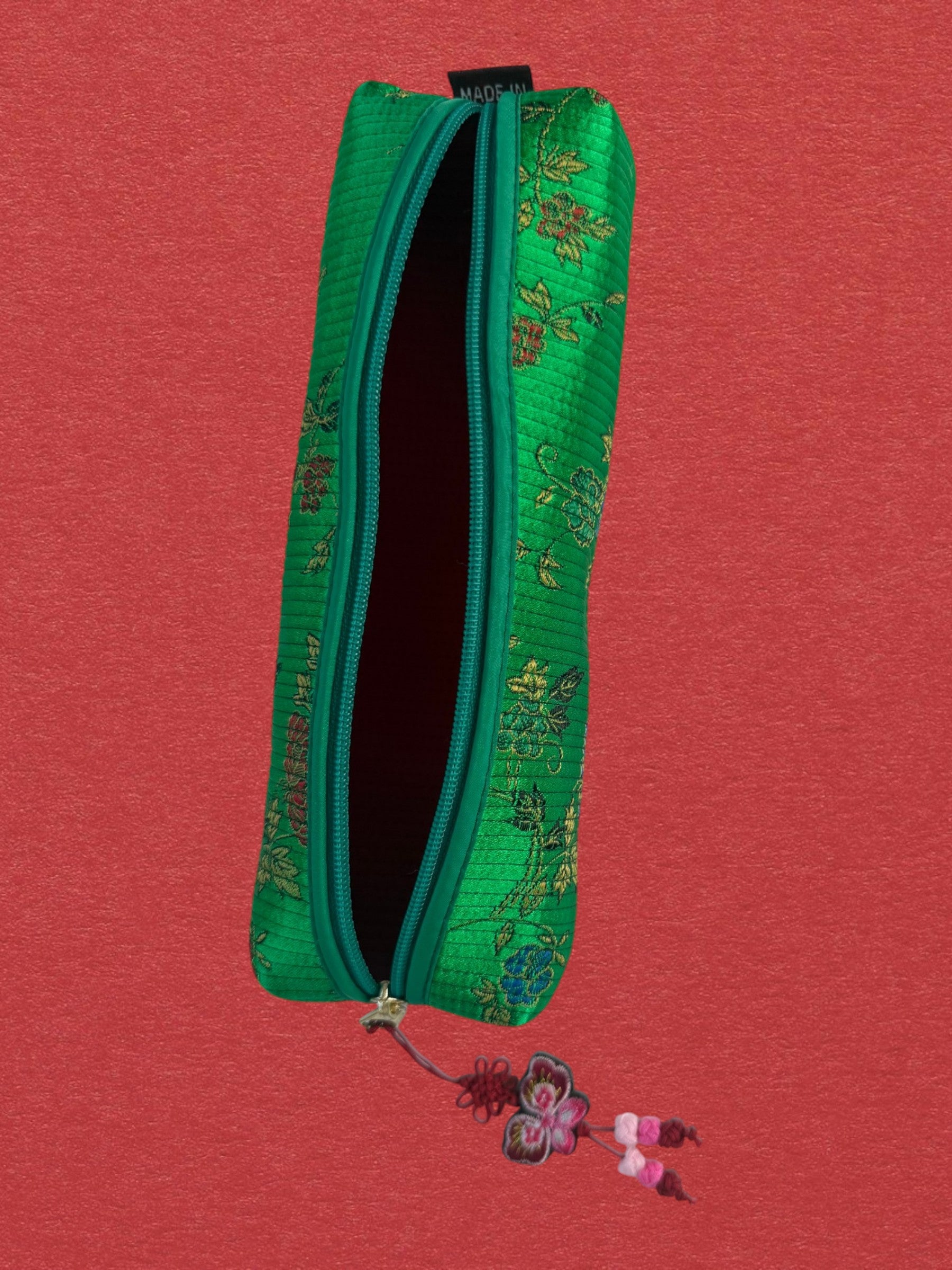 Piltongi KKOT — vue ouverte 3/4 fond rouge