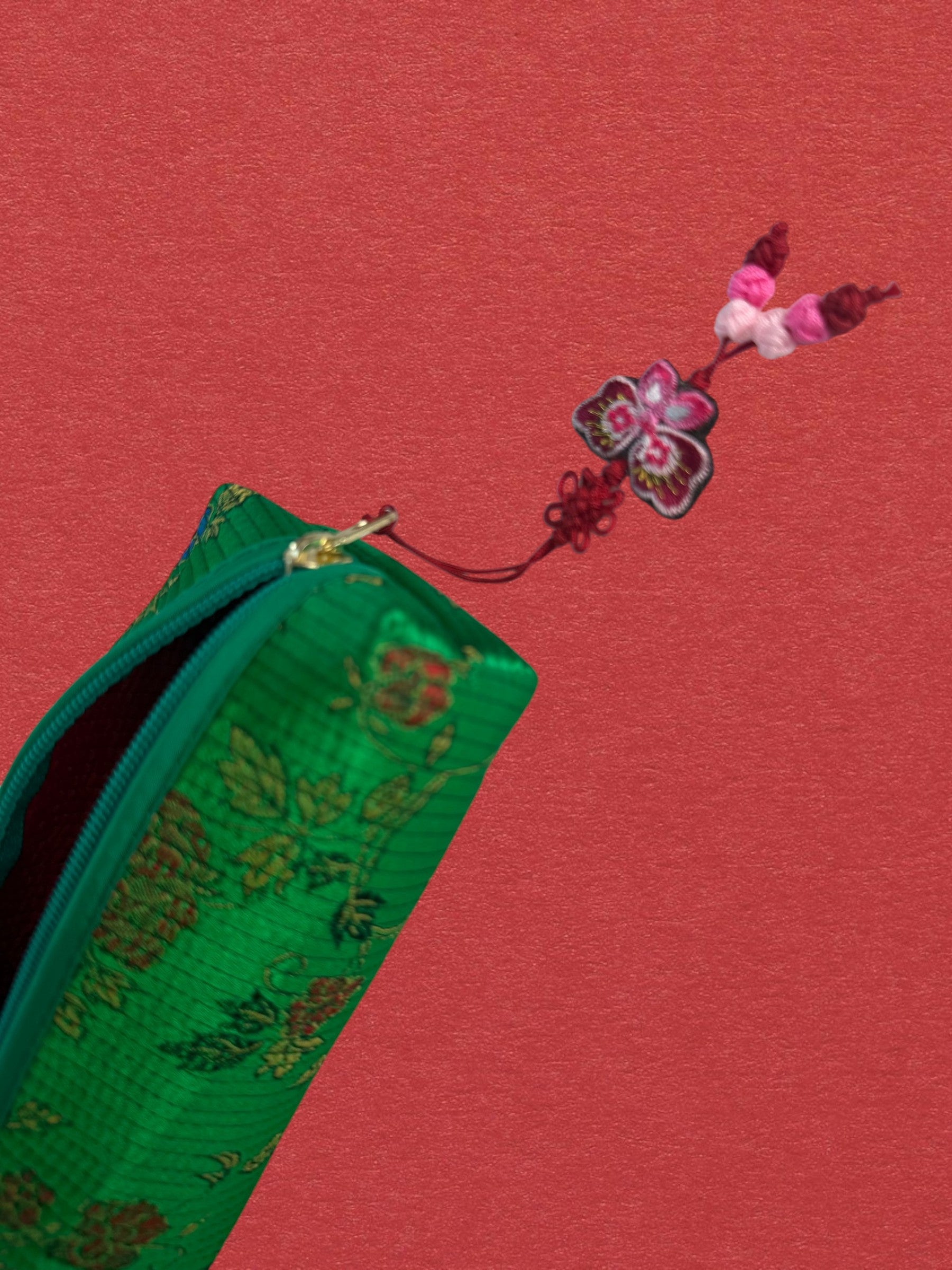 Piltongi KKOT — vue de face verticale fermée fond rouge