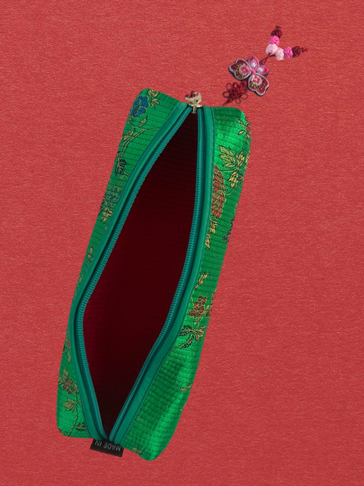 Piltongi KKOT — vue de face verticale fond rouge
