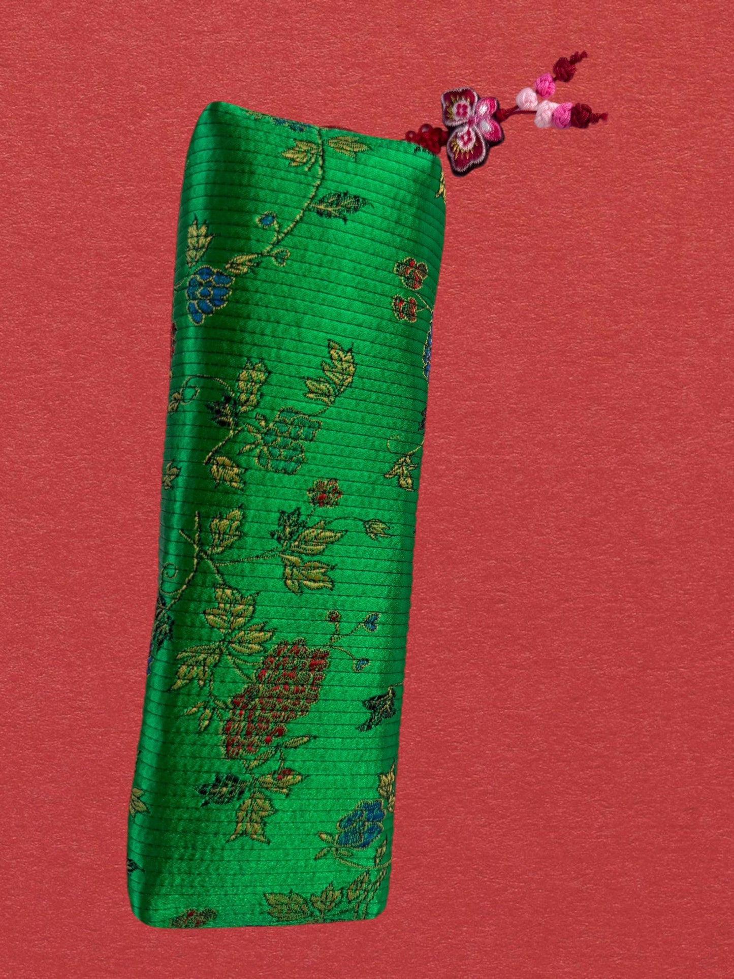 Piltongi KKOT — vue ouverte grand angle fond rouge